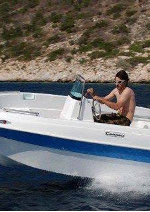 Unlicensed Boat / Barco sin licencia