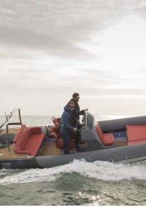 Yacht Tender Motor Boat /  Yate de licitación a motor